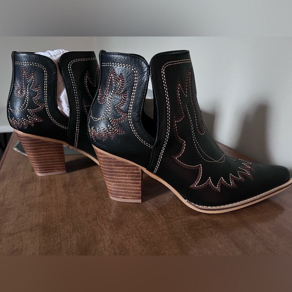 New in box size 8 ankle boots